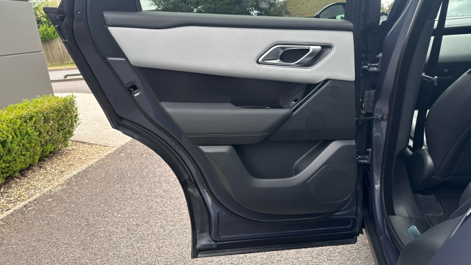 Land Rover Range Rover Velar 3.0 D300 MHEV Belgravia Edition 5dr Auto Diesel Estate - Image 38